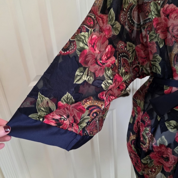 Vintage Victoria's Secret Gold Label Satin Paisley Short Robe- One Size - Picture 4 of 8